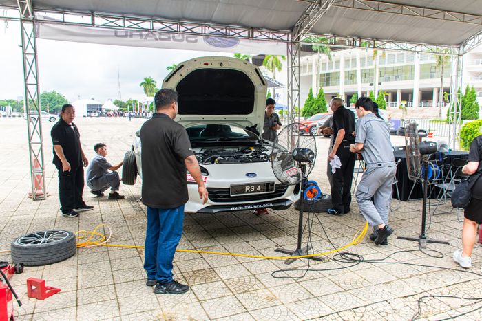 'Đốt' gần 200 triệu tiền lốp, tay đua Anh khiến Hà Nội náo loạn: Ai cũng muốn ngồi trải nghiệm