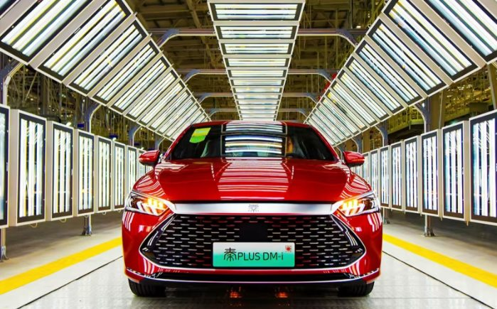 Tesla giảm giá xe để thu hút khách hàng, trong khi đối thủ lớn nhất lại quyết định tăng giá xe điện - Ảnh 2.