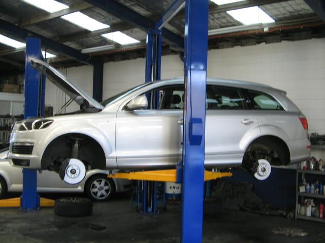 Chủ xe Audi Q7 'kinh ngạc' khi biết số tiền cần chi chỉ để sửa lỗi rò dầu - Ảnh 1.
