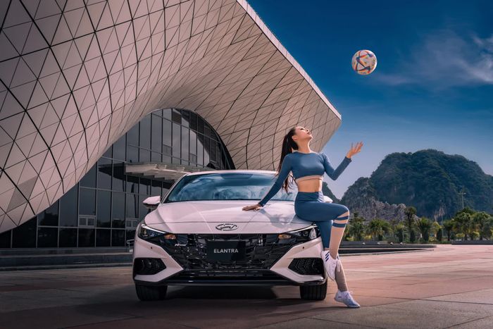 Top 10 Hoa Hậu Việt Nam bắt 'trào lưu' World Cup cùng chiếc xe - Hình 1.
