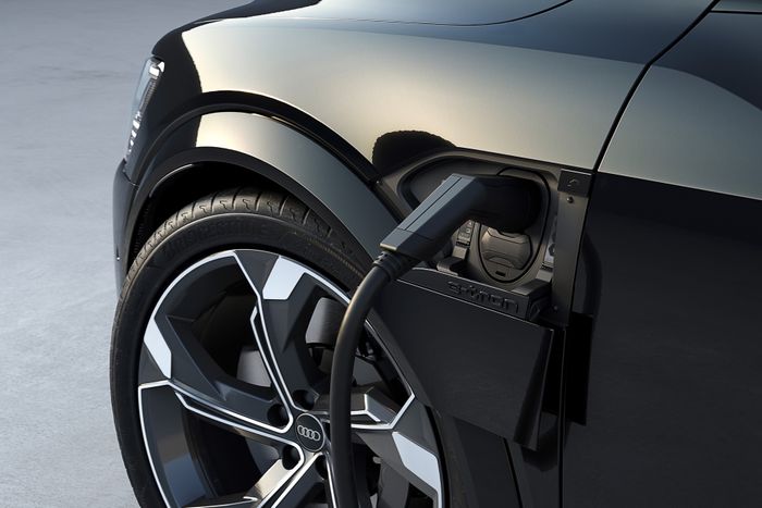 Audi Q8 e-tron chính thức ra mắt: Dòng xe điện cao cấp nhất của Audi - Hình 12.