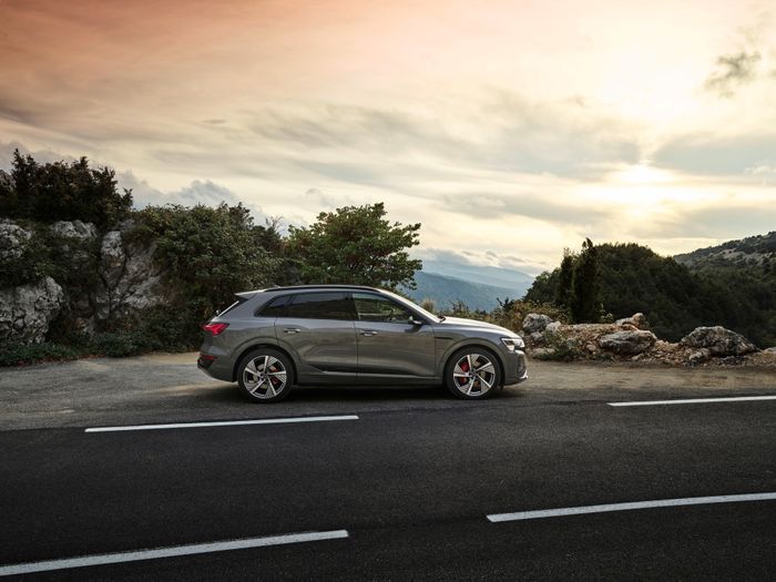 Audi Q8 e-tron chính thức ra mắt: Dòng xe điện cao cấp nhất của Audi - Hình 2.