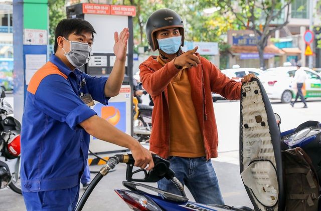 Từ 15 giờ ngày 12/9: Giá xăng dầu giảm mạnh hơn 1.000 đồng mỗi lít - Ảnh 1.