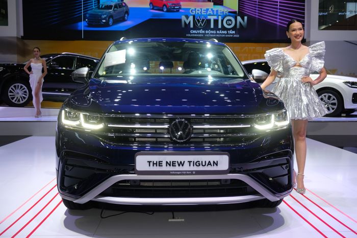 VW Tiguan Allspace 2023 có giá 1,999 tỷ đồng tại Việt Nam: Xe SUV 7 chỗ không kém cạnh Mercedes GLC - Ảnh 1.