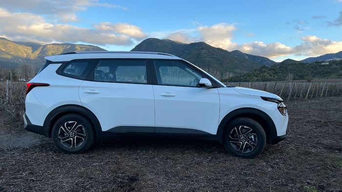Rộ hình ảnh mới về Kia Carens 2023 tại Việt Nam: Mẫu MPV 'bom tấn' cạnh tranh Xpander, Veloz - Ảnh 3.