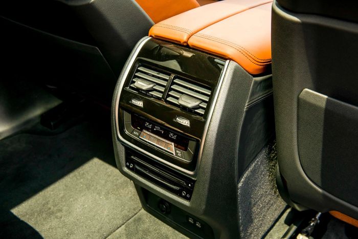 BMW X7 tạo bất ngờ ở hạng mục hàng ghế sau xe sang 2022 - Ảnh 6.