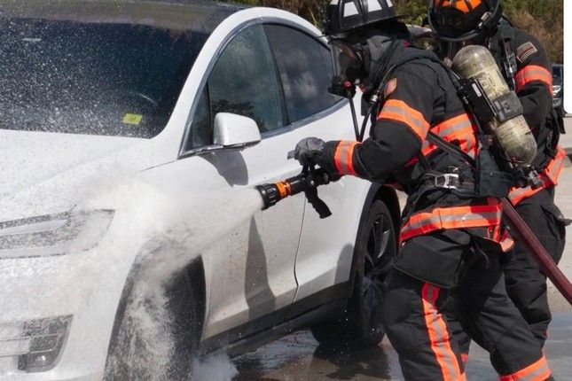 Cơn bão khủng khiếp khiến nhiều xe điện bị cháy tại Mỹ - Ảnh 1.