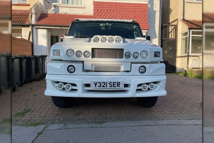 Một chiếc Hummer H2 độc đáo được một người sử dụng gu thẩm mỹ đưa từ biên giới về Anh - Hình ảnh 1.