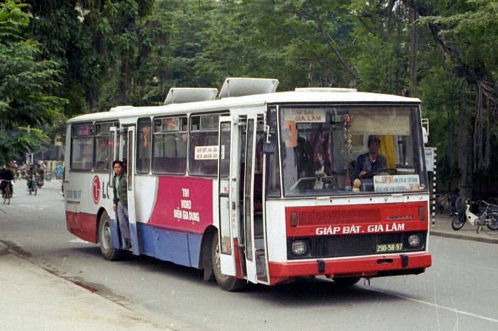 Bộ sưu tập Ảnh: Hà Nội xưa và các dòng xe buýt KAROSA những năm 1990 - Ảnh 7.