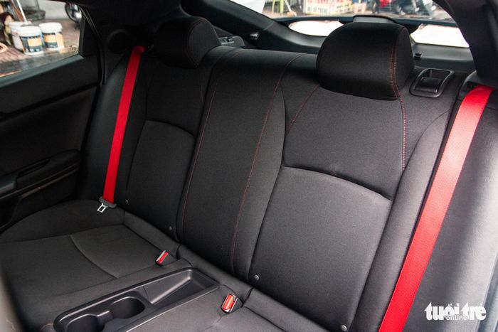 Honda Civic Type R độc nhất tại Việt Nam thuộc sở hữu của ông Đặng Lê Nguyên Vũ, có giá khoảng 4 tỉ đồng - Hình 13.