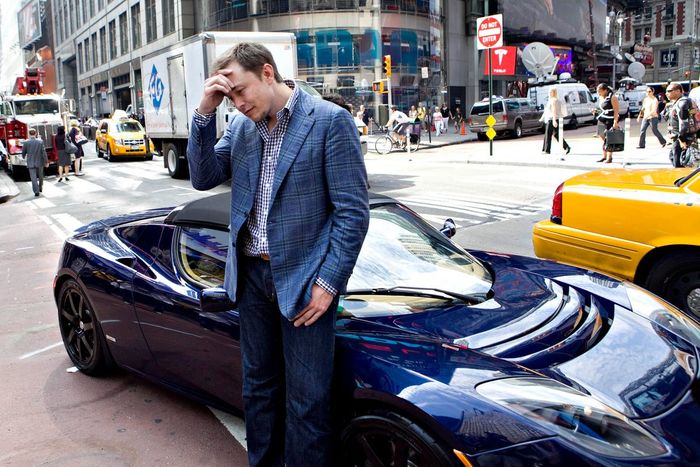 Nhà của Elon Musk trưng bày nhiều mẫu siêu xe đắt tiền như Audi Q7, Jaguar Series 1 năm 1967, Tesla Roadster, Mclaren F1 và siêu xe McLaren F1.