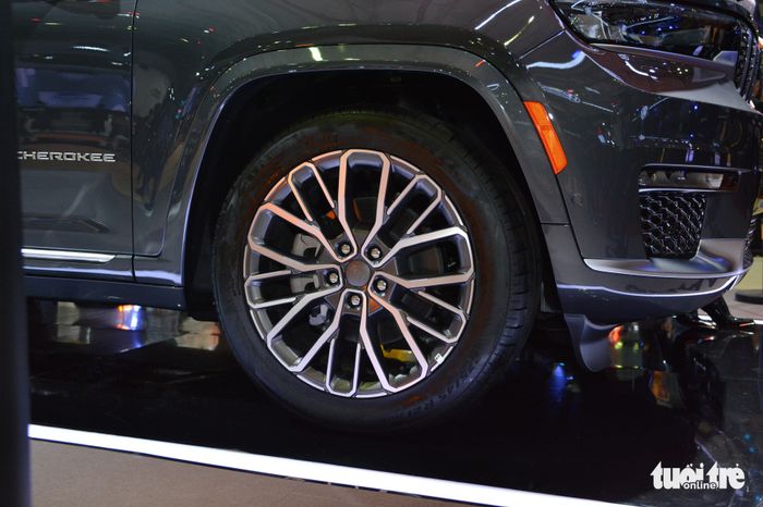 Jeep Grand Cherokee L có giá hơn 6 tỷ đồng: Mẫu SUV phổ thông được coi là hạng sang tại Việt Nam - Hình 9.