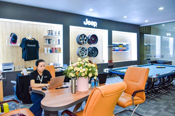 Jeep và RAM có khu vực phòng chờ ấn tượng ở tầng 1.