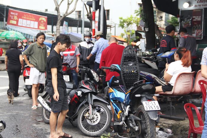 Dòng xe máy bị ngập nước qua đêm, các thợ sửa xe ở Đà Nẵng bận rộn từ buổi sáng - Ảnh 5.