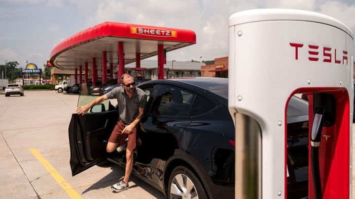 221017173138-03-ev-chargers-restricted.jpg