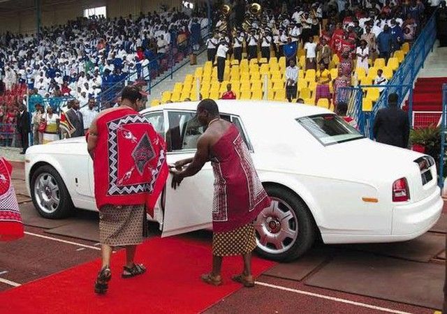 Cuộc sống xa hoa của vị vua cuối cùng tại châu Phi: Mua hàng loạt Rolls-Royce làm quà vợ, sở hữu dàn siêu xe không kém cạnh các triệu phú - Ảnh 2.