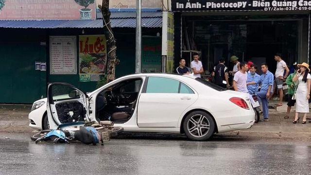 Camera ghi lại cảnh xe Wave va chạm gãy cửa Mercedes S400 tại Thái Nguyên - Hình 2.