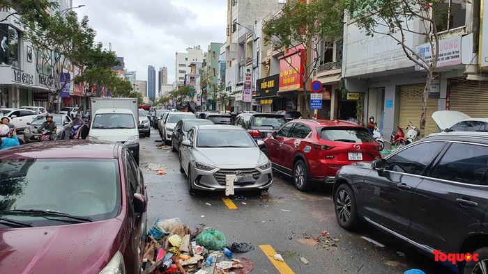 Hình ảnh của những chiếc xe ô tô chết máy nằm la liệt trên các con phố ở Đà Nẵng - Ảnh 4.