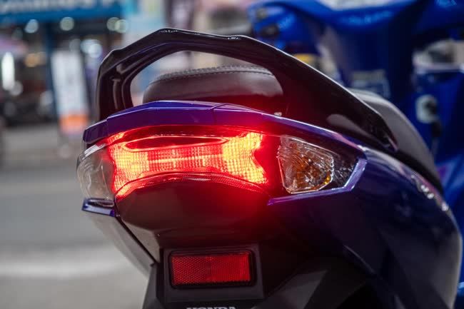Honda Wave 125i 2023 đầu tiên tại Việt Nam: Giá 86 triệu, nhập Thái, trang bị công nghệ tự động tăng xích - Hình 8
