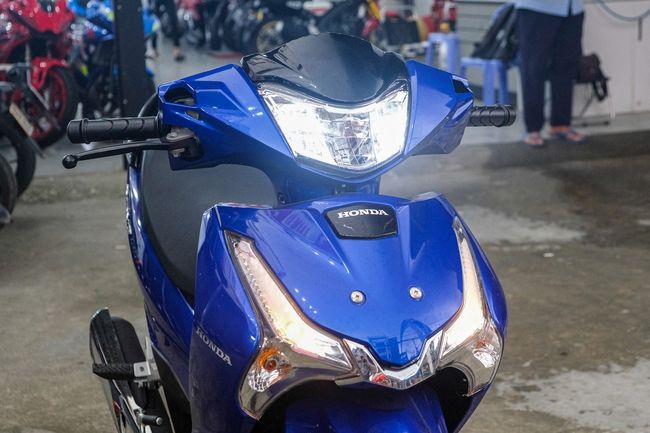 Honda Wave 125i 2023 đầu tiên tại Việt Nam: Giá 86 triệu, nhập Thái, với công nghệ tự động tăng xích - Hình 2