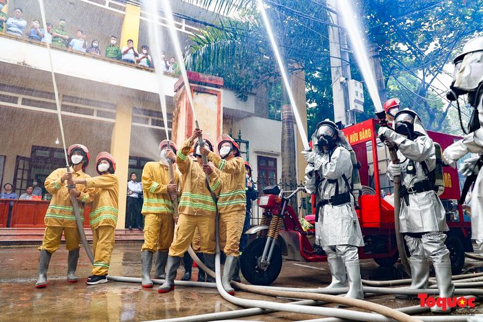 Hà Nội: Mô hình xe ba gác phòng cháy chữa cháy di chuyển linh hoạt trong những con ngõ nhỏ để dập tắt 'bà hỏa' ở các làng nghề - Ảnh 14.