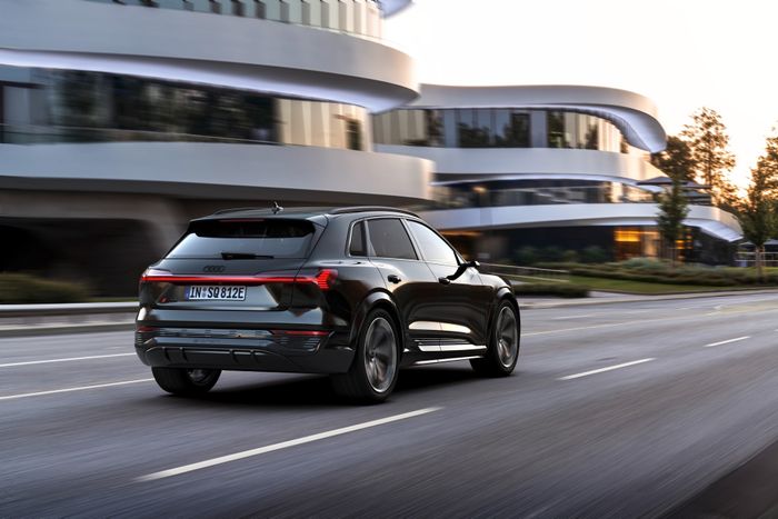 Audi Q8 e-tron chính thức ra mắt: Dòng xe điện cao cấp nhất của Audi - Hình 3.