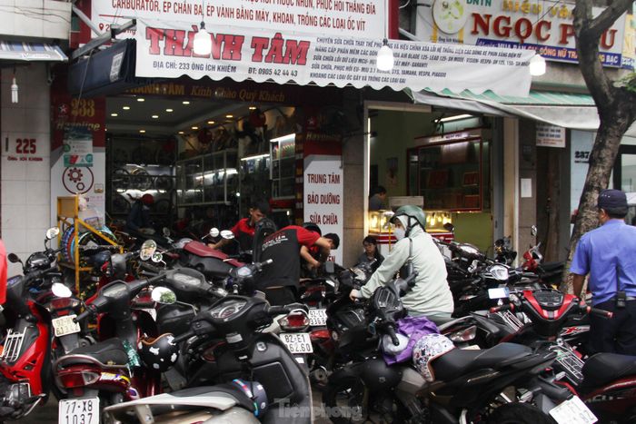 Dòng xe máy bị ngập nước qua đêm, các thợ sửa xe ở Đà Nẵng bận rộn từ buổi sáng - Ảnh 4.