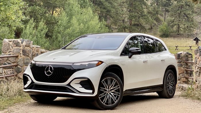 Mercedes-Benz EQS SUV sẽ đến Việt Nam khi nào: Với hàng ngàn công nghệ, ngang tầm VinFast VF 9 - Ảnh 1.
