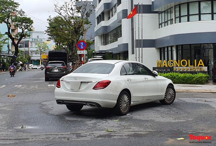 Hình ảnh của những chiếc xe ô tô chết máy nằm la liệt trên các con phố ở Đà Nẵng - Ảnh 3.