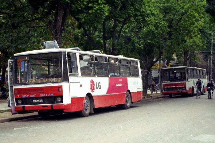 Bộ sưu tập Ảnh: Hà Nội xưa và các dòng xe buýt KAROSA những năm 1990 - Ảnh 5.