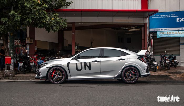 Honda Civic Type R độc nhất tại Việt Nam thuộc sở hữu của ông Đặng Lê Nguyên Vũ, có giá khoảng 4 tỉ đồng - Hình 4.