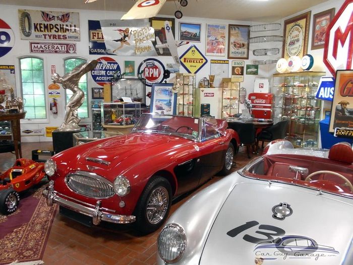 Đấu giá các món đồ mang logo Ferrari: Giường hơn trăm triệu, thùng rác 70 triệu - Ảnh 2.