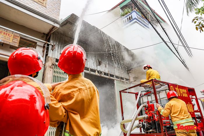 Hà Nội: Mô hình xe ba gác phòng cháy chữa cháy di chuyển linh hoạt trong những con ngõ nhỏ để dập tắt 'bà hỏa' ở các làng nghề - Ảnh 11.
