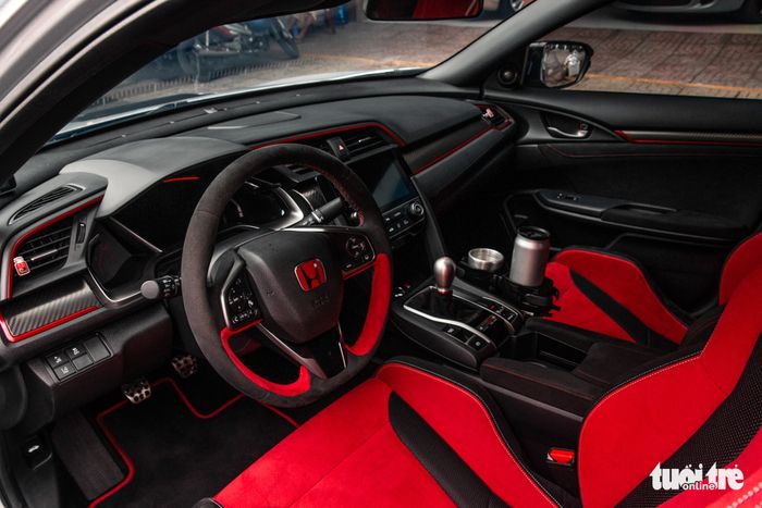 Honda Civic Type R độc nhất tại Việt Nam thuộc sở hữu của ông Đặng Lê Nguyên Vũ, có giá khoảng 4 tỉ đồng - Hình 10.
