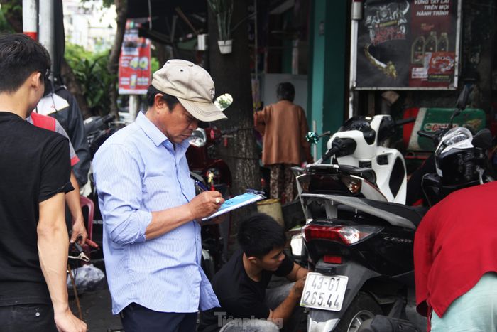 Dòng xe máy bị ngập nước qua đêm, các thợ sửa xe ở Đà Nẵng bận rộn từ buổi sáng - Ảnh 6.