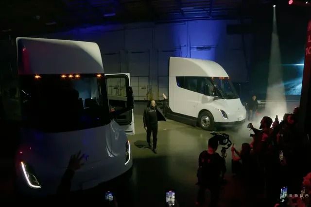 Tesla Semi, chiếc xe tải điện đầu tiên được giao sau 3 năm chờ đợi, Elon Musk tự tin gọi nó là 'quái vật' - Ảnh 1.