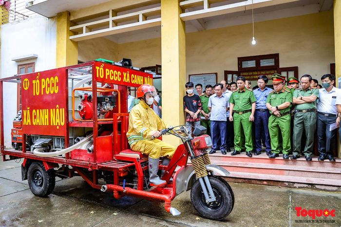 Hà Nội: Mô hình xe ba gác phòng cháy chữa cháy đi qua những con ngõ nhỏ để dập tắt 'bà hỏa' ở các làng nghề - Ảnh 2.