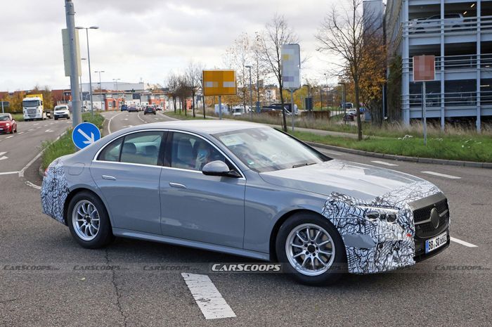 Ảnh mới của Mercedes-Benz E-Class 2023 tiết lộ: Ngày càng giống với S-Class, sẽ ra mắt vào đầu năm sau - Hình 1.