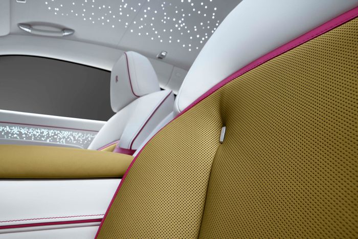Rolls-Royce Spectre chính thức ra mắt: Siêu xe điện sang trọng nhất thế giới, có thể đi được 520km sau mỗi lần sạc - Ảnh 18.