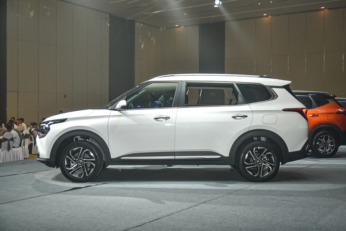 Thông tin chi tiết về Kia Carens phiên bản xăng 1.5 Luxury: Giá 699 triệu đồng, thiếu nhiều trang bị so với phiên bản cao cấp hơn - Ảnh 4.