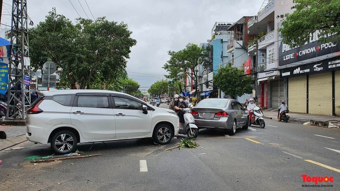 Hình ảnh của những chiếc xe ô tô chết máy nằm la liệt trên các con phố ở Đà Nẵng - Ảnh 6.