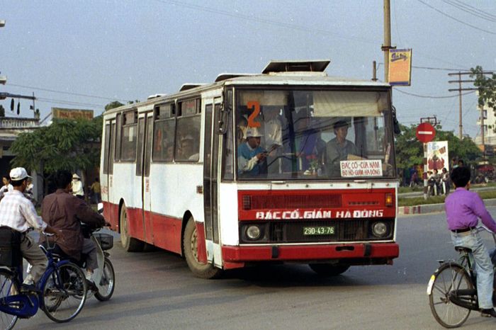 Bộ sưu tập Ảnh: Hà Nội xưa và các dòng xe buýt KAROSA những năm 1990 - Ảnh 10.