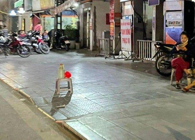 Dân Hà Nội ‘khóc thét’ vì cây xăng đóng cửa, phải trả giá 30.000 đồng/lít ở vỉa hè - Ảnh 1.