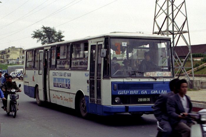 Bộ sưu tập Ảnh: Hà Nội xưa và các dòng xe buýt KAROSA những năm 1990 - Ảnh 14.