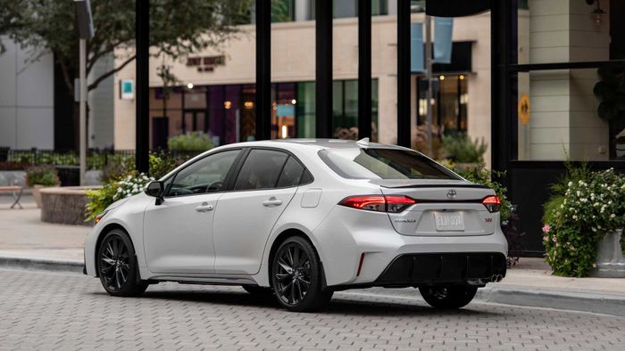 Toyota Corolla, dòng xe bán chạy nhất trên thế giới, đã được nâng cấp nhẹ và giảm giá cho phiên bản hybrid - Ảnh 14.