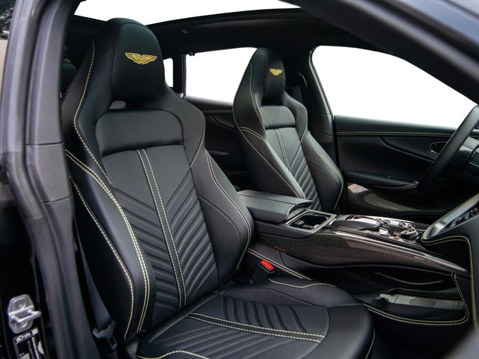 Chiếc Aston Martin DBX707 với giá trị hơn 21,8 tỷ đồng của ông Đặng Lê Nguyên Vũ đã đặt chân đến Việt Nam - Ảnh 10.