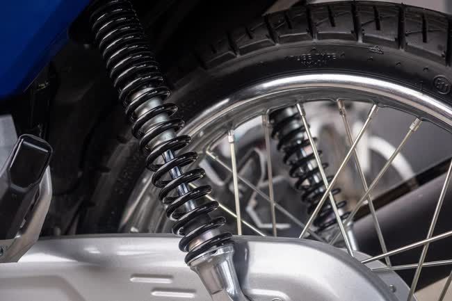 Honda Wave 125i 2023 đầu tiên tại Việt Nam: Giá 86 triệu, nhập Thái, với công nghệ tự động tăng xích - Hình 6