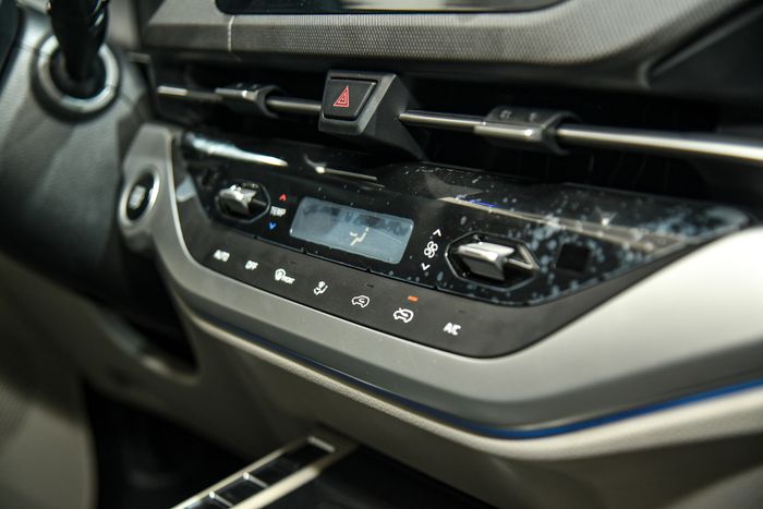 Thông tin chi tiết về Kia Carens phiên bản xăng 1.5 Luxury: Giá 699 triệu đồng, thiếu nhiều trang bị so với phiên bản cao cấp hơn - Ảnh 10.