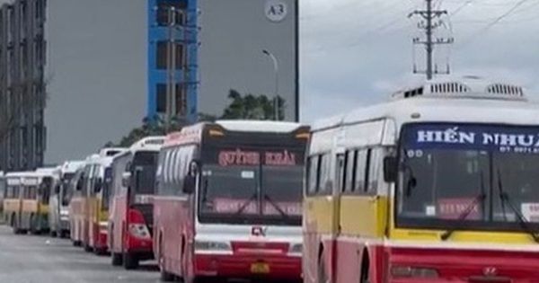 Xe hỏng hết hạn sử dụng được 'biến đổi' thành phương tiện vận chuyển công nhân như thế nào? - Hình ảnh 1.