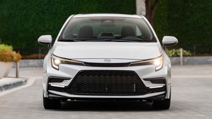 Xe Toyota Corolla, dòng xe bán chạy nhất trên thế giới, đã trải qua một sự nâng cấp nhẹ và giảm giá cho phiên bản hybrid - Ảnh 12.